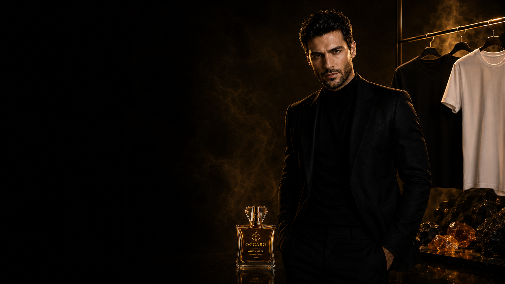 Modelo masculino usando camiseta preta OCCARO em campanha premium com perfume Wild Amber